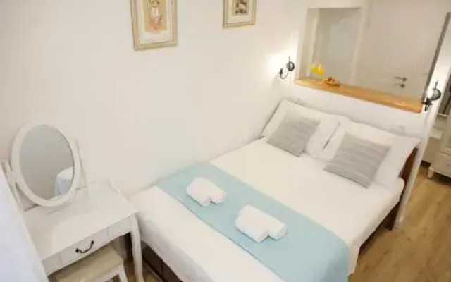 Split Old Town Suites