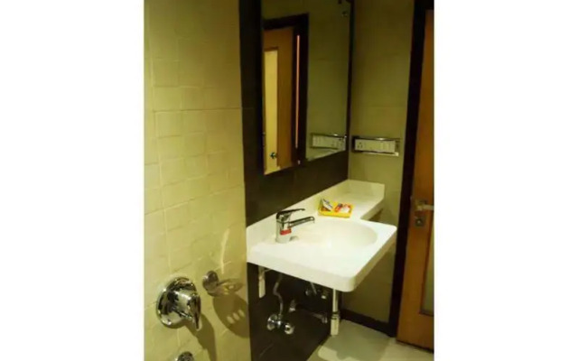 Vista Rooms Near Marine Lines Station