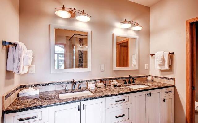 Mountaineer #M-1 - Ski-In/Ski-Out - Private Outdoor Hot Tub