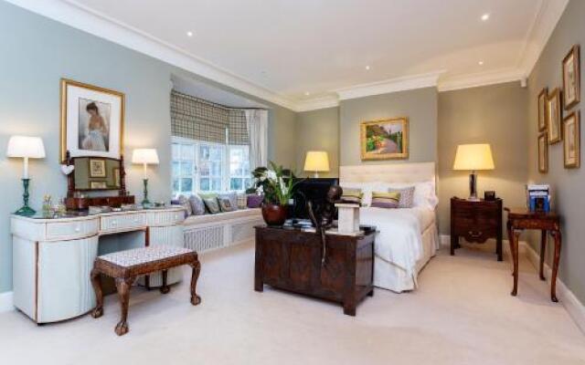 Veeve- Four Bedroom House- British Charm