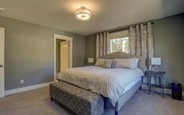 Hillside Haven 4 Bedroom Home by RedAwning