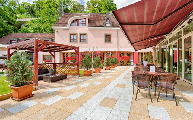 Hoffmeister Apartments