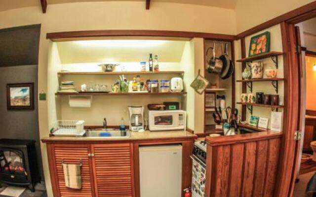 Ferny Hollow: Romantic Rainforest Cottage