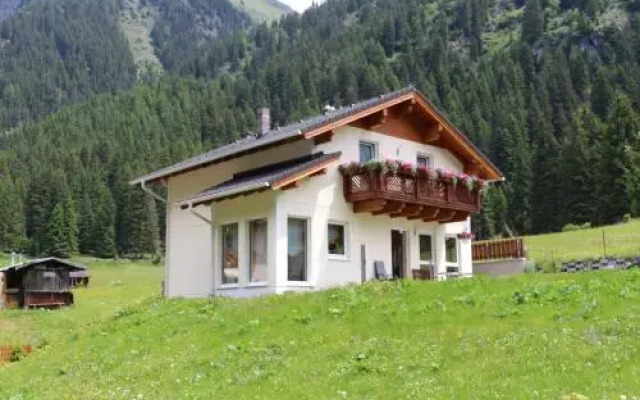 Ferienhaus Alpen Lodge und die Gams