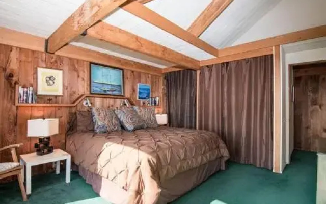 Holmes 3 Br home by RedAwning