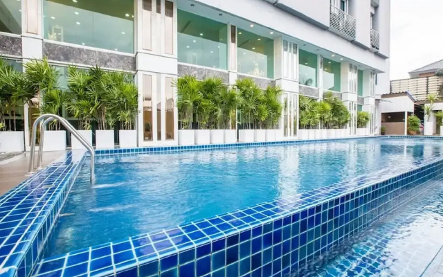 Golden Dragon Suvarnabhumi Hotel