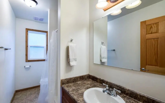 03mbh -12-bdrm - 3.5-bath - Wifi - Pets Ok - Sleeps 26 12 Bedroom Home by RedAwning