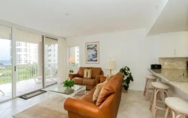 Luxurious Beachfront Condo in Prime Location with Pool and Hot Tub by RedAwning, Naples