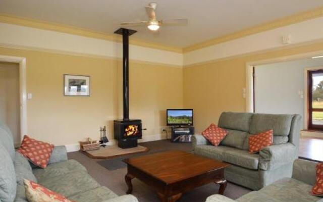 Grasmere Estate Homestead - hear the Lions roar from nearby Hunter Valley Zoo