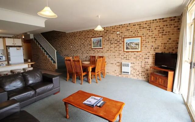 Twin Seasons 4 - Lake and Mountain Views