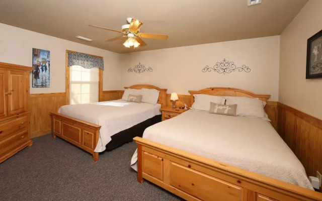Cedar Falls 8 3 Br cabin by RedAwning