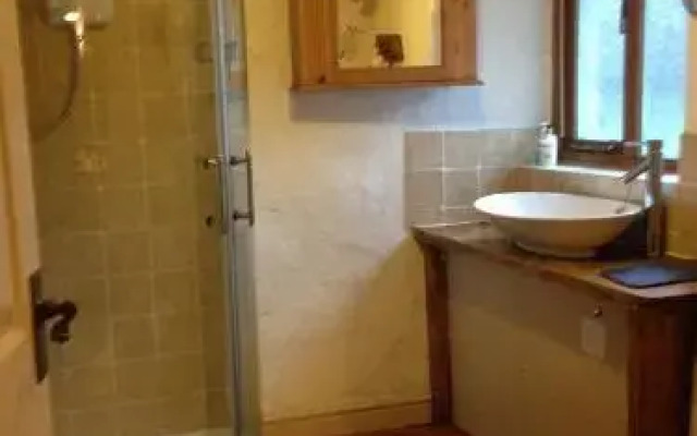 Tyddyn Bach Cottage & Bunk Huts