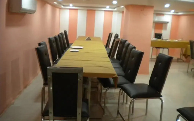 OYO 2403 Hotel Aamantran Avenue