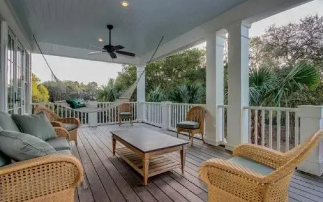 4000 Comer 5 Br home by RedAwning