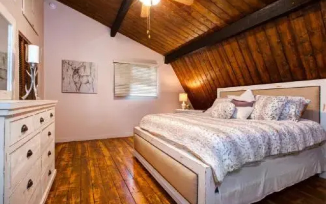 Charming & Spacious Cabin in Midway by RedAwning