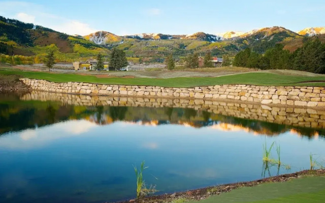 Sundial Lodge Condo Steps from Red Pine Gondola by RedAwning