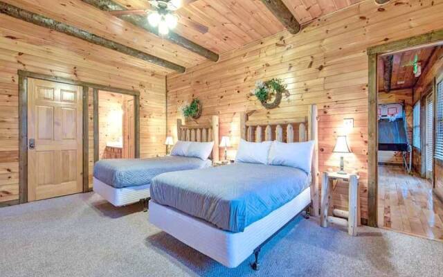 Pine Tree Lodge - Eight Bedroom Cabin