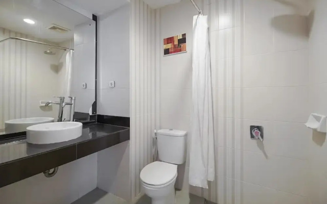 RedDoorz Premium near Pantai Losari 2