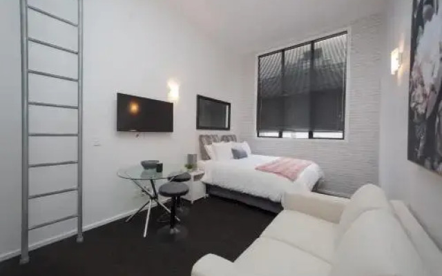 Urban Chic Loft Off Queen street