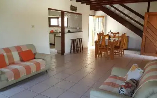 Casa espaçosa a 100m da praia Perequê Açu