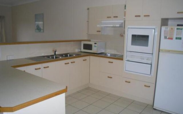 Ground floor, family unit on the canal with free WIFI!