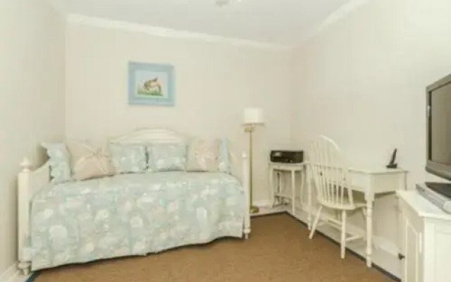 Deluxe Seaside Condo with Gorgeous View and Olympic-Size Pool by RedAwning
