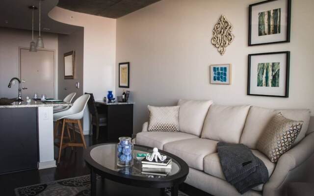 Luxurious 1BR Apt In Uptown High-Rise