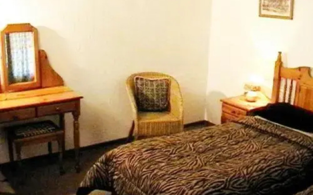 Oaktree Lodge Guest House