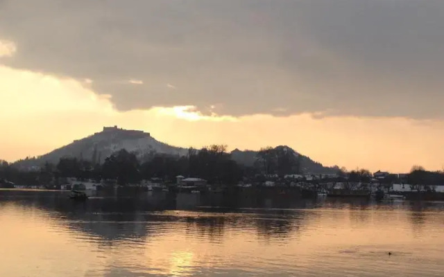 Majestic Houseboat