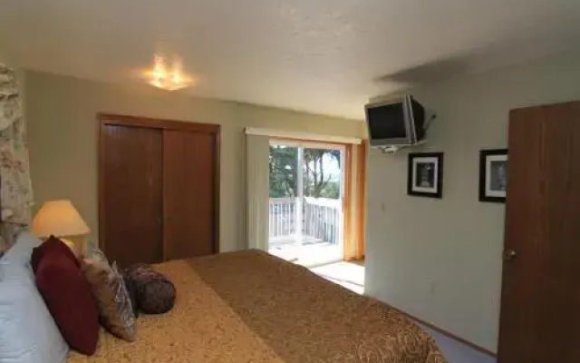 Peik's Place - 4 Br home by RedAwning