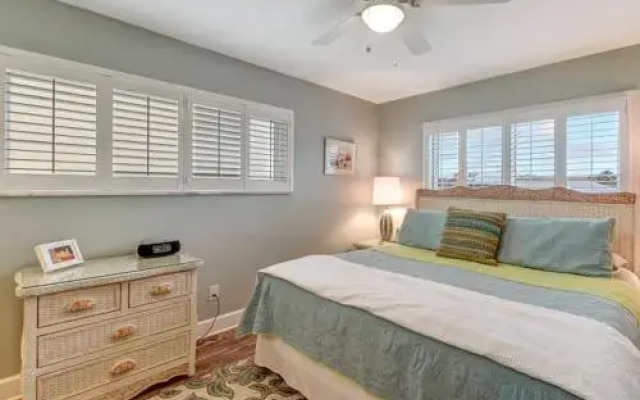 Gorgeous Oceanfront Views Condo with On Site Pool and Fully Covered Parking by RedAwning