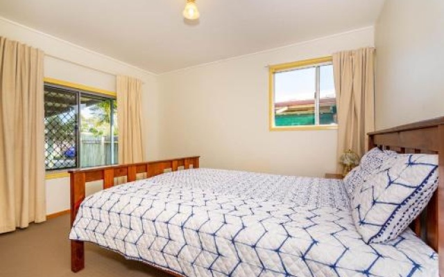 Pet Friendly Cottage in the Heart of Bribie - Wirraway St, Bongaree – Guest Rooms – Bongaree
