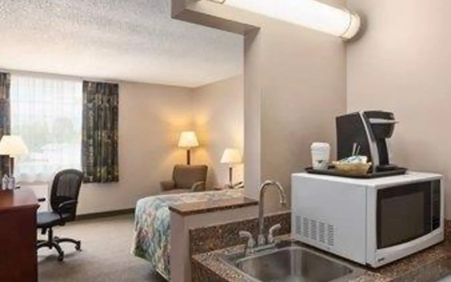 Travelodge Hanna Canada Grey