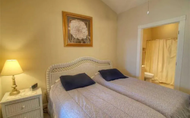 Magnolia Pointe 305-4889 Condo