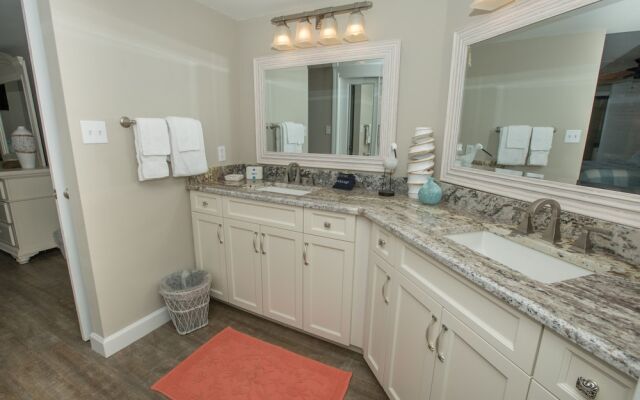 Inlet Reef 605 2 Bedroom Condo by RedAwning