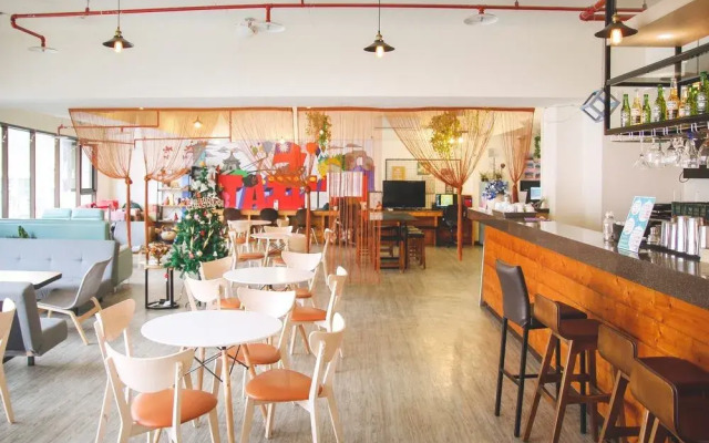 Hive House Capsule Inn 台北丰潮屋膠囊旅館