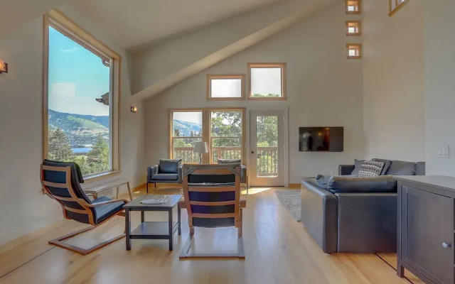 Hutson's Bridgeview **30 Day Minimum** 4 Bedroom Home by RedAwning