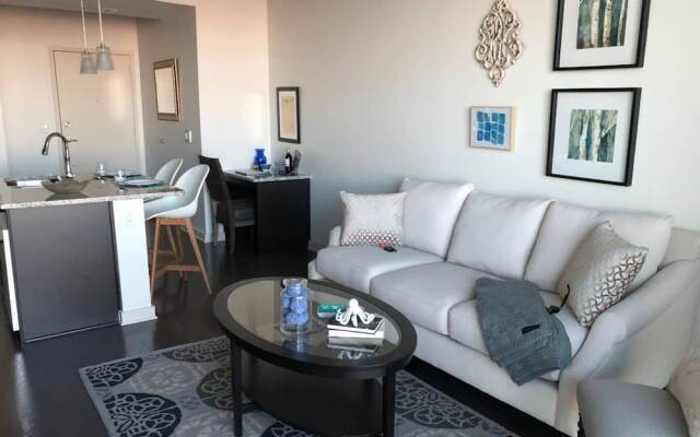 Luxurious 1BR Apt In Uptown High-Rise