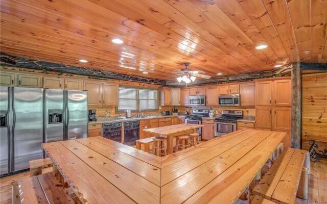 Pine Tree Lodge - Eight Bedroom Cabin