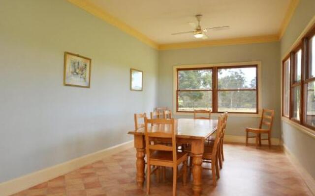 Grasmere Estate Homestead - hear the Lions roar from nearby Hunter Valley Zoo