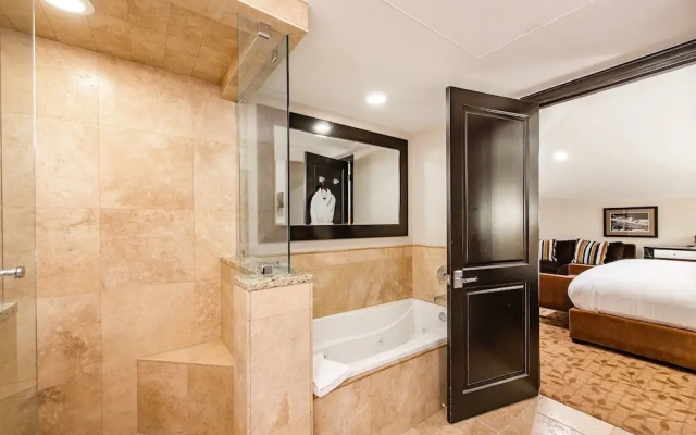 Luxury Hotel Suite - 2 Br Condo