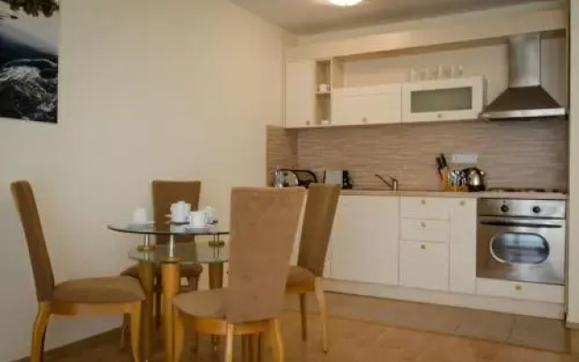 Sunny Fort Apartment