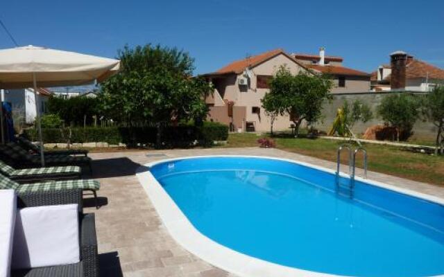 Apartments with private pool near the beach with private parking - Hrvoje Nin