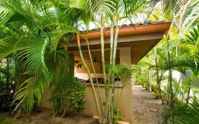 Updated budget condo - Centrally located at 5 minute drive from 4 beaches