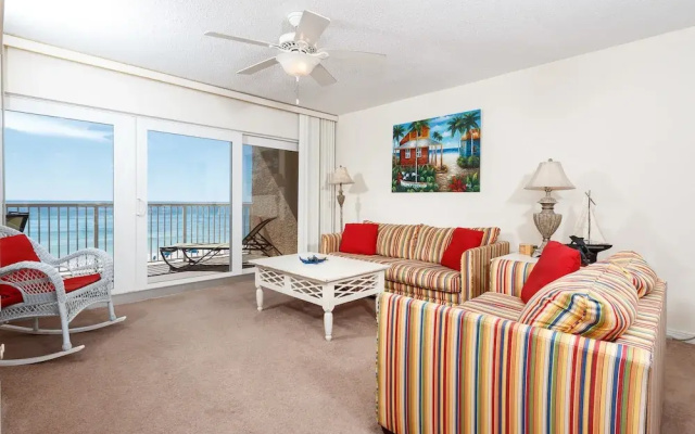 Islander 4001 by RedAwning