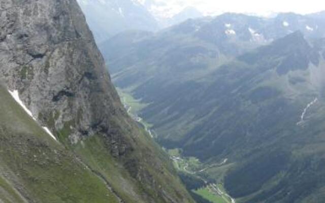 Ferienhaus Alpen Lodge und die Gams