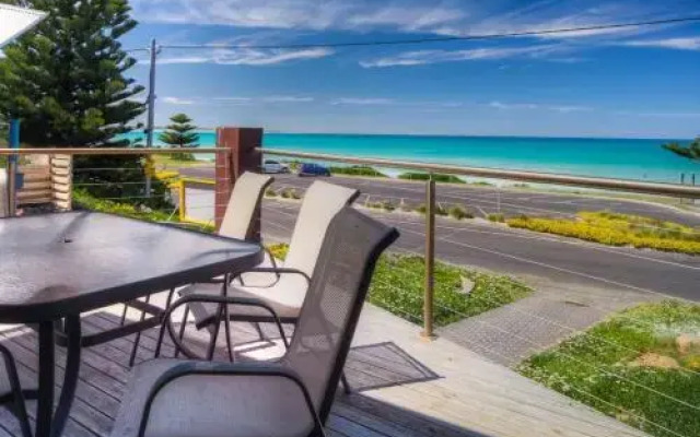 Shemara - Idyllic East Beach property with multiple living areas