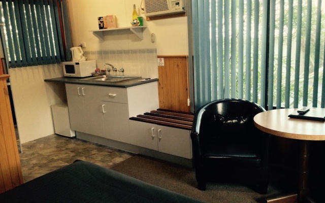 Great Ocean Road Motor Inn Cottages – Guest Rooms – Port Campbell
