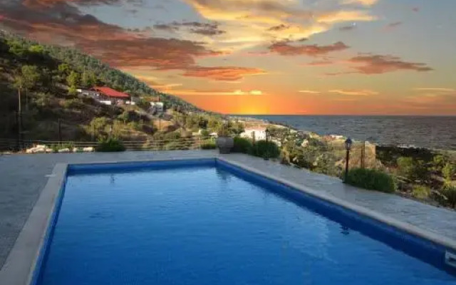 Happy Trails Pomos Panoramic Villa