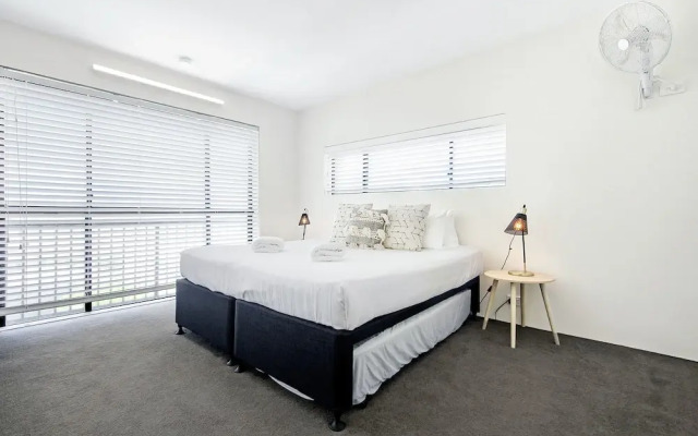 Surfers Paradise Absolute Beachfront Apartment
